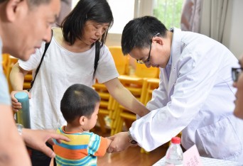 主动融入长三角一体化发展，联合上海市新华医院开展公益义诊体检活动